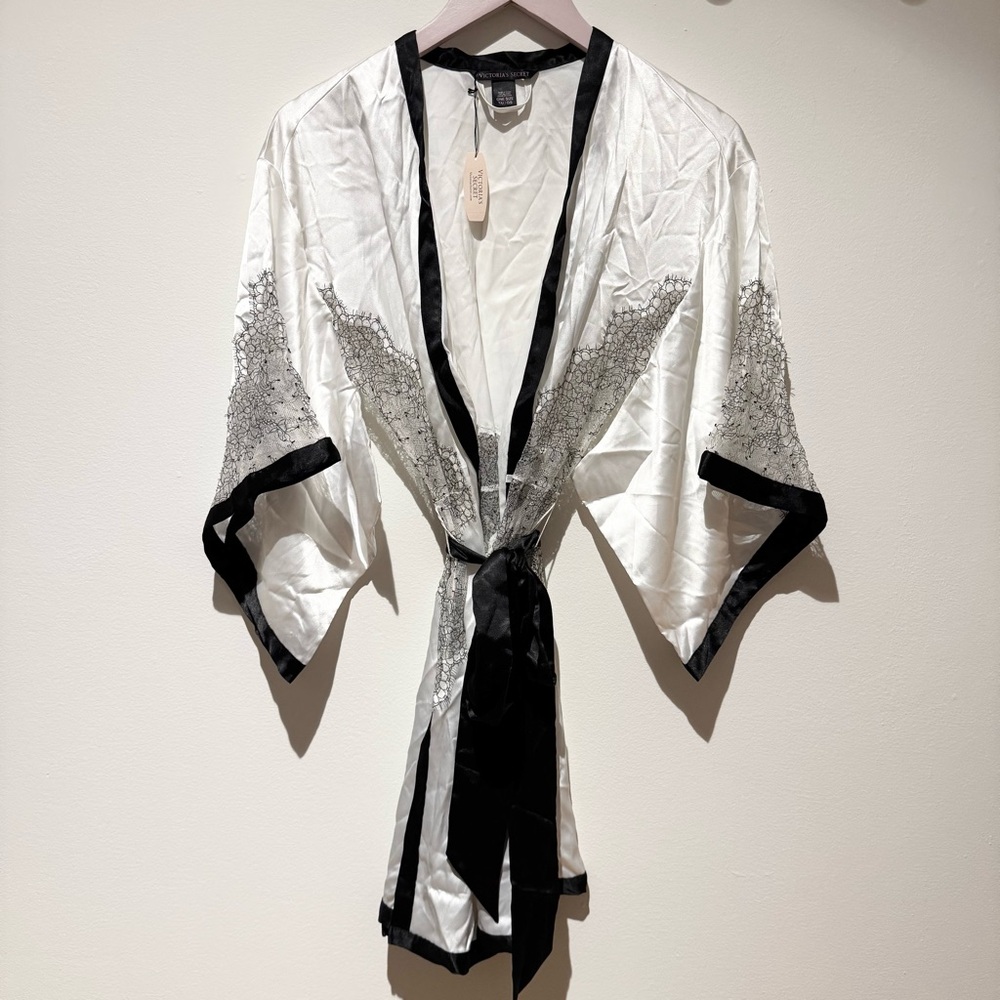 VICTORIA’S SECRET | NWT Black and White Lace Satin Kimono Robe